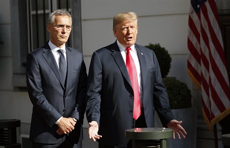 Donald Trump s éfem NATO Stoltenbergem.