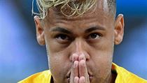 Začátek a konec šampionátu. Brazilec Neymar dorazil na MS s účesem, který...