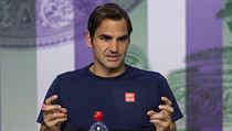 vcar Roger Federer vysvtluje vyazen ve tvrtfinle Wimbledonu.