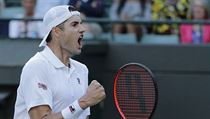 Ameri�an John Isner slav� ve �tvrtfin�le Wimbledonu 2018.