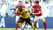 MS ve fotbale 2018, Belgie vs. Anglie: Romelu Lukaku bojuje o míč Harrym...