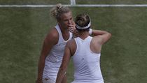 Kateřina Siniaková a Barbora Krejčíková během finále deblu na Wimbledonu 2018.