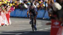 Brit Geraint Thomas finiuje do cle 11. etapy Tour de France 2018.