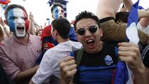 Fanoušci Francie v Paříži oslavují vítězství ve finále nad Chorvatskem