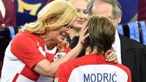 Chorvatská prezidentka Kolinda Grabar-Kitarovič utěšuje po finále MS Luku...