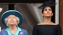 Královna Alžběta II a vévodkyně ze Sussexu Meghan pozorují oblohu.