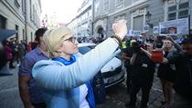 Karla lechtov mezi demonstranty, kte protestuj proti vysloven dvry...