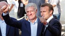 Didier Deschamps a Emmanuel Macron a jejich vítězné gesto.