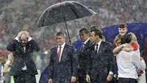Jeden z pamětných okamžiků, kdy pod deštníkem zůstal v suchu pouze Vladimír...