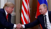 Potřesení rukou Trumpa a Putina v Helsikách.