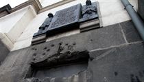 Okno krypty a pozstatky stelby v chrmu sv. Cyrila a Metodje v Praze.