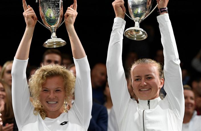 Kate�ina Siniaková a Barbora Krej�íková slaví vít�zství ve Wimbledonu 2018.