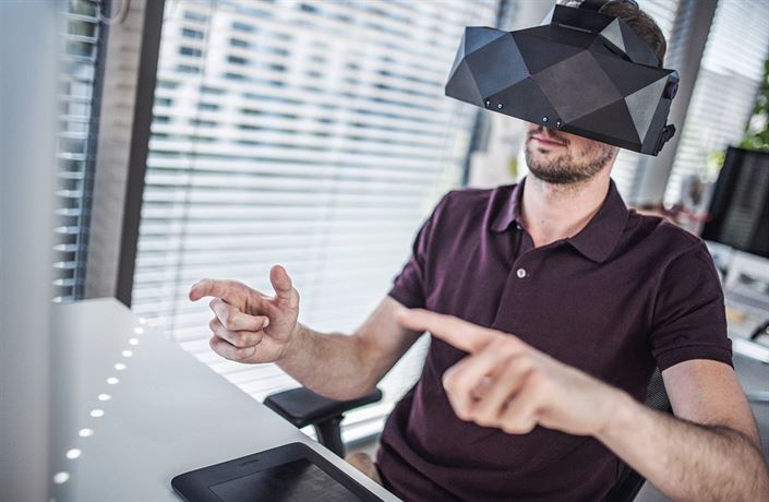Češi vynalezli nové brýle pro virtuální realitu, umí rozpoznat pohyby rukou  | Byznys | Lidovky.cz