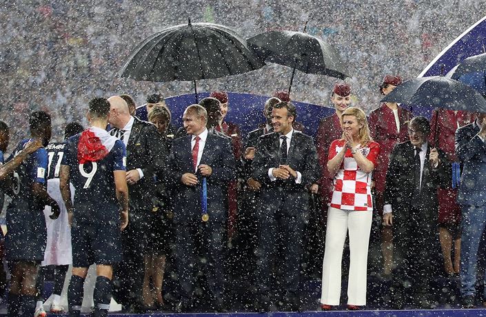 Putin za nepodaný deštník chorvatské prezidentce nemůže, je to chyba její  ochranky, říká Špaček | Svět | Lidovky.cz