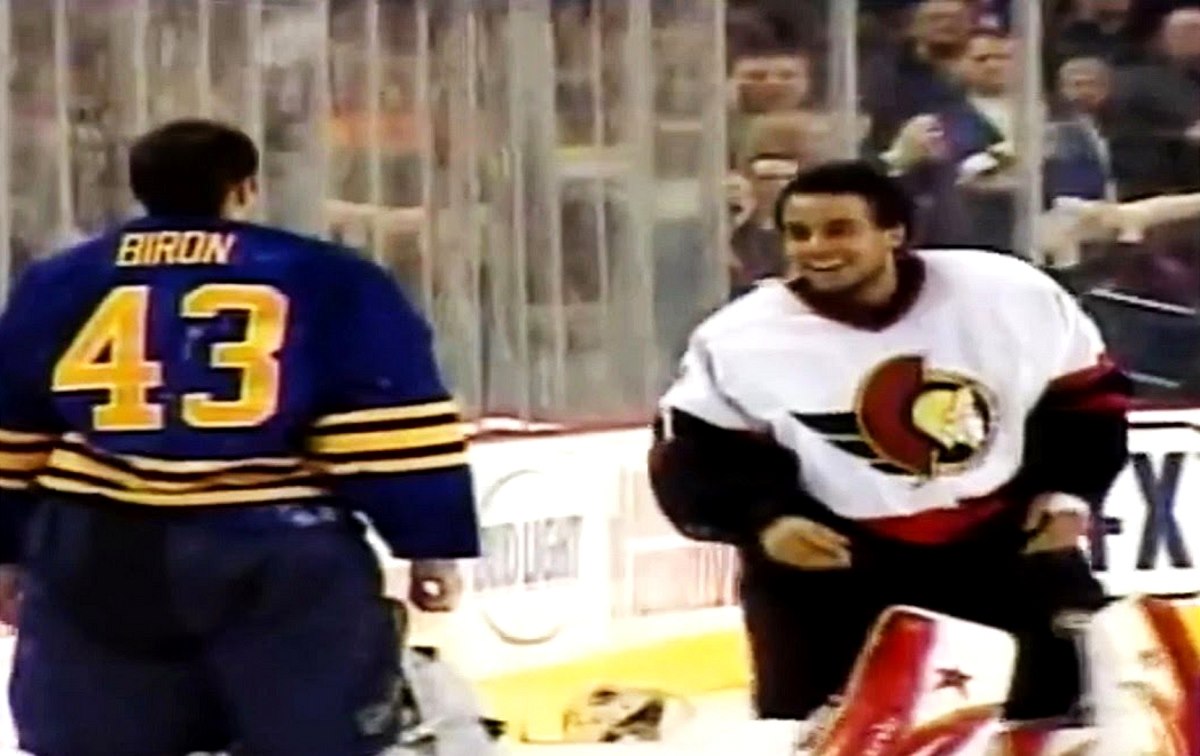 Ray Emery a Martin Biron p�i legendární bitce.