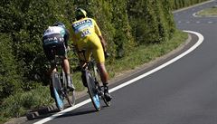 Týmová asovka Tour de France: lutý Peter Sagan v problémech, pomáhá mu parák...