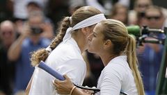 Wimbledon 2018: Jelena Ostapenková pijímá gratulace od Dominiky Cibulkové po...