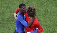 MS ve fotbale 2018, Francie vs. Belgie: Francouz Paul Pogba utuje Marouane...