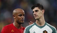 Belgití fotbalisté Vincent Kompany (vlevo) a Thibaut Courtois po poráce od...