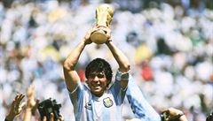 Diego Maradona slaví titul mistrů světa v roce 1986.