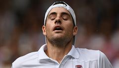 Amerian John Isner bhem semifinále Wimbledonu 2018 proti Jihoafrianovi...