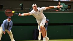 Ameri�an John Isner b�hem semifinále Wimbledonu 2018 proti Jihoafri�anovi...