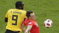 MS ve fotbale 2018, Belgie vs. Anglie: Romelu Lukaku v souboji o mí s Philem...