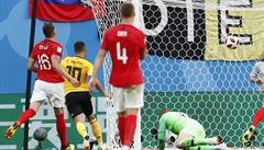 MS ve fotbale 2018, Belgie vs. Anglie: Eden Hazard (10) prosteluje Jordana...