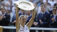 Nmka Angelique Kerberová slaví s trofejí pro ampionku Wimbledonu.