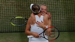 Finále čtyřhry žen ve Wimbledonu 2018: Barbora Krejčíková (zády) a Kateřina... | na serveru Lidovky.cz | aktuální zprávy