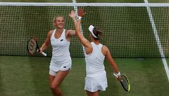 Finále tyhry en ve Wimbledonu 2018: Kateina Siniaková a Barbora Krejíková...