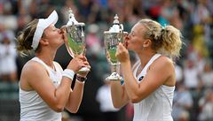 Finále tyhry en ve Wimbledonu 2018: Kateina Siniaková a Barbora Krejíková...