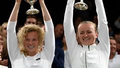Kateina Siniaková a Barbora Krejíková slaví vítzství ve Wimbledonu 2018.