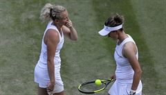 Kateina Siniaková a Barbora Krejíková bhem finále deblu na Wimbledonu 2018.
