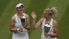 Kateina Siniaková a Barbora Krejíková slaví triumf ve finále deblu na...
