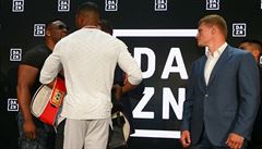 Zleva: Jarrell Miller a Anthony Joshua. V�e pozoruje Alexander Pov�tkin (v...