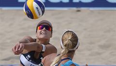 Barbora Hermannová (vlevo) s Markétou Nausch Slukovou v 1. kole play off ME...