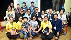 Thajský premiér Prajutch an-Oa (uprosted) s blízkými chlapc uvznných v...