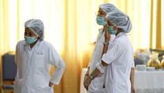 Pracovníci nemocnice během tiskové konference.