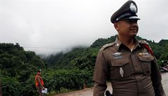 Policisté odklánjí dopravu poblí nemocnice ve mst Chiang Rai, kam...