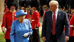 Americký prezident Donald Trump se setkal s britskou královnou Albtou II. na...