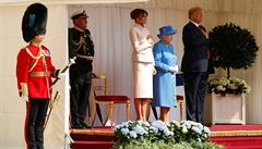 Královna Albta II. Donalda Trumpa pozvala na odpolední aj.