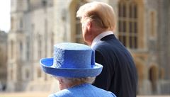 Americký prezident a britská královna odcházejí po skonení pehlídky estné...
