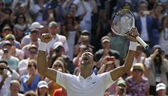 Novak Djokovi slaví postup do semifinále Wimbledonu.