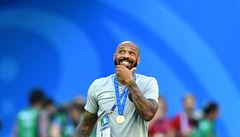Thierry Henry s bronzovou medailí, kterou dosáhl jakoto len realizaního týmu...