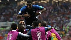 Fotbalisté Francie oslavují vítzství po finálovém hvizdu