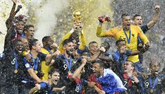 Hrái Francie zvedají nad hlavu trofej pro vítze mistrovství svta