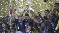 Fotbalisté Francie zvedají nad hlavu trofej pro vítze mistr svta ve fotbale