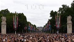 Stíhaky Eurofighter Typhoon nad centrem Londýna, kde se selo tisíce lidí, aby...