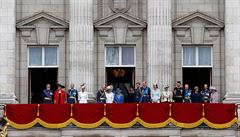 Královská rodina na balkon Buckinghamského paláce.